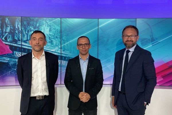 Jean-François Coulomme (Nupes) et Patrick Mignola (MoDem), candidats aux élections législatives sur la 4e circonscription de la Savoie. Le débat est animé par Jordan Guéant.