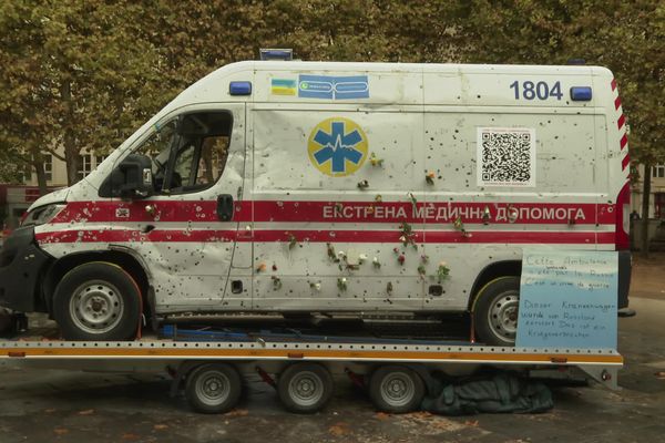 Cette ambulance, criblée de balles en Ukraine, est exposée dans le quartier Antigone à Montpellier jusqu'à vendredi 25 octobre, à l'initiative d'une quarantaine d'associations franco-ukrainiennes.