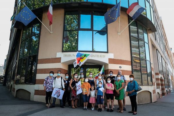 Regroupement en soutien aux familles menacées d'être remises à la rue, devant le tribunal administratif de Toulouse ce vendredi 14 août 2020 à 14h30.