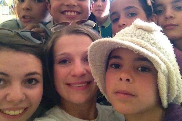 Léa et Claire ont rencontré des enfants dans les écoles de Merzouga, au Maroc, à l'occasion de leur participation au 4L Trophy. 