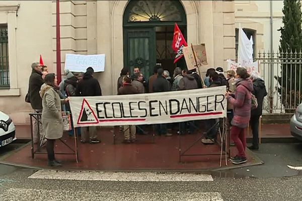 La manifestation devant le collège Gambetta de Cahors où se tenait le Comité Départemental de l'Education Nationale.