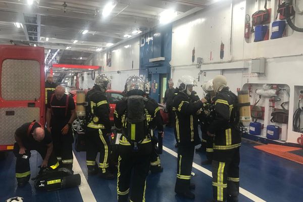 Exercice des pompiers à bord d'un navire