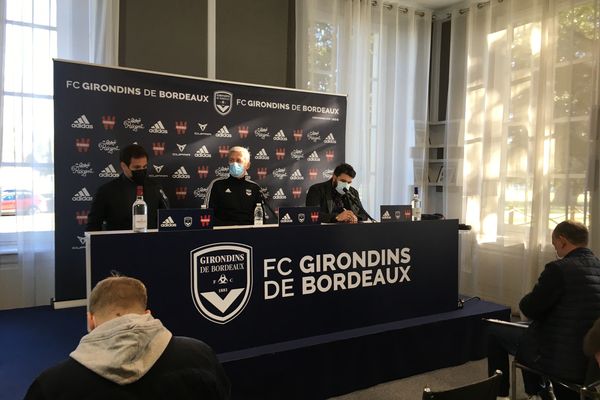 Le directeur technique Admar Lopez et l'entraîneur Vladimir Petkovic lors de la conférence de presse