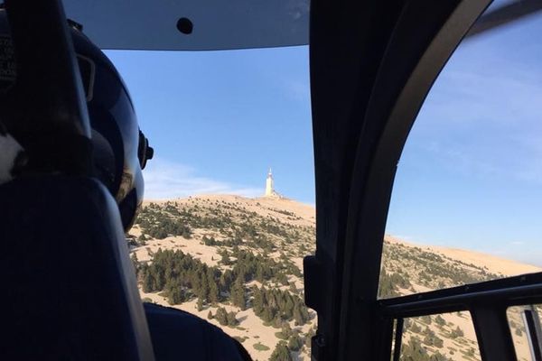 Les secouristes du PGHM Jausiers se sont rendus au Mont Ventoux à bord de l'hélicoptère de la Gendarmerie de Digne. 