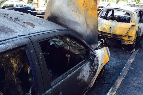 Quatre voitures et deux scooters ont été incendiés boulevard Wilson à Juan-les-Pins dans la nuit de samedi à dimanche. 