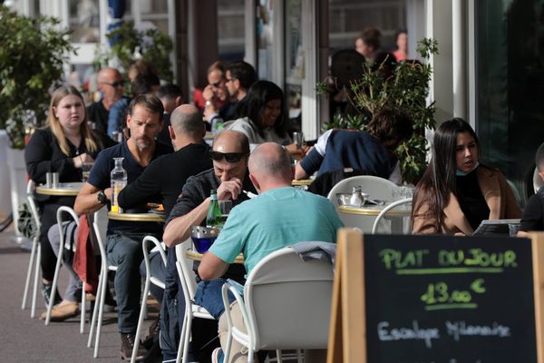 Les terrasses devraient pouvoir rouvrir au 19 mai avec des tables de 6 personnes maximum. 