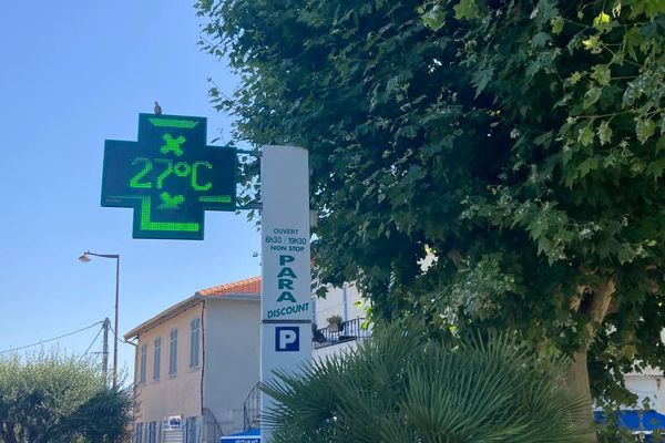 Ce dimanche matin à 9h, cette pharmacie d'Antibes affichait déjà 27°C.