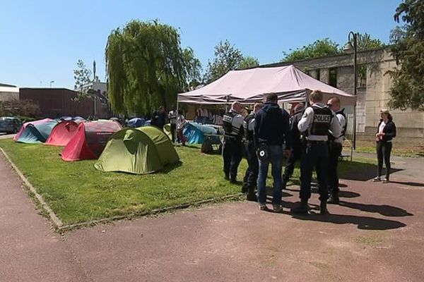 Le camp des sans-abris installé devant l'église Saint-Honoré d'Amiens le 5 mai 2018