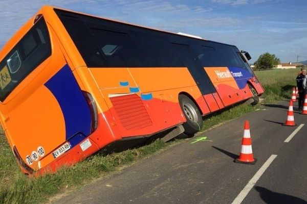 Le car scolaire s'est couché dans un fossé sur une route très étroite