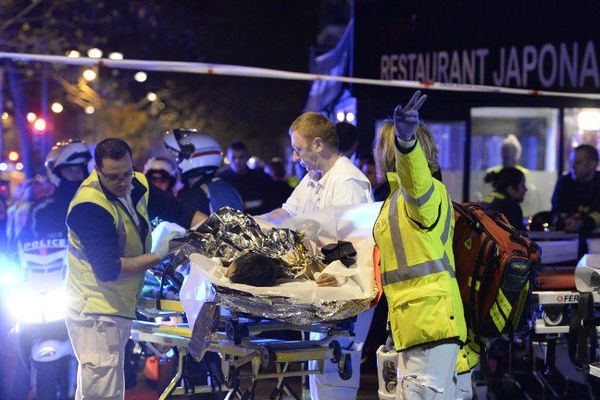 Un blessé évacué près du Bataclan 