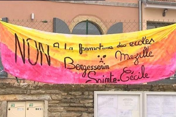 Les parents d'élèves protestent contre la fermeture des écoles de Bergesserin, Mazille et Sainte-Cécile, près de Cluny.