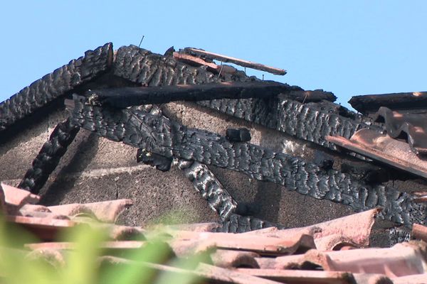 La toiture de la maison s'est très vite embrasée après que la foudre soit tombée sur une antenne. Servas, Ain. 17 août 2020.