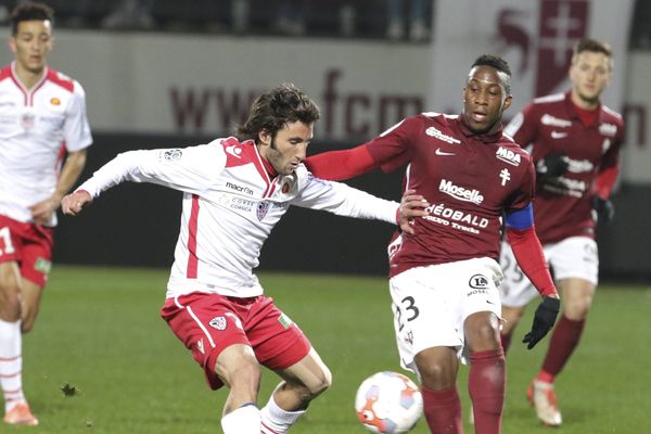 Lippini et Ngbakoto lors du match Metz-Ajaccio (Ligue 2) le 11 mars 2016