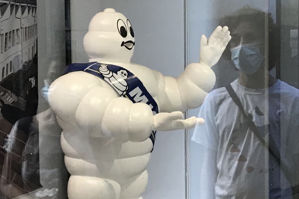 Le Bibendum Michelin à Clermont-Ferrand dans une vitrine, le 08/2020