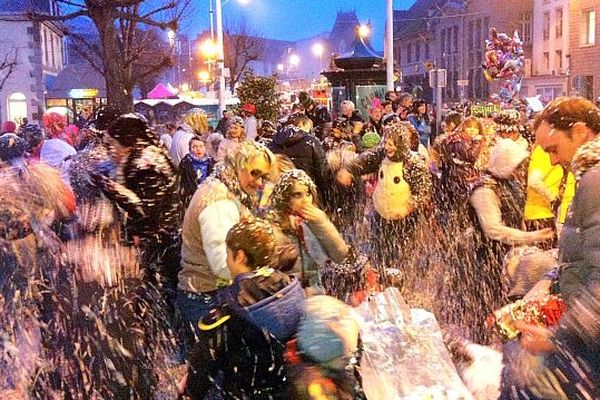 La traditionnelle bataille de confettis au 139ème carnaval de Granville