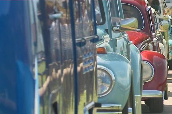 Des centaines de coccinelles et combi VW sont rassemblées à Talloires, près du lac d'Annecy pour les 15 ans de la dernière Coccinelle « Ultima Edicion », les 80 ans de la première Coccinelle.