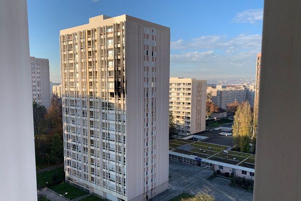 Incendie dans un immeuble de Villeurbanne : neuf personnes blessées dont deux dans un état grave. Ce jeudi matin (26 novembre 2020) il restait des traces du sinistre sur la façade de ce bâtiment de 16 étages du quartier de la Péralière