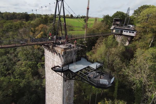 Un chantier suspendu a été ouvert sur le viaduc de la Souleuvre à La Ferrière-Harang (Calvados). Skyparc, l'entreprise qui exploite le lieu, y installe une nouvelle attraction de saut à l'élastique sur un pilier de l'édifice.