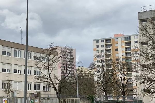 Un homme de 19 ans a été poignardé dans la nuit du 14 au 15 mars à Dijon, dans le quartier de la Fontaine d'Ouche.