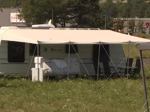 Des caravanes installées sur le site de l'aérodrome d'Arbent/Oyonnax, le 2 août 2024.