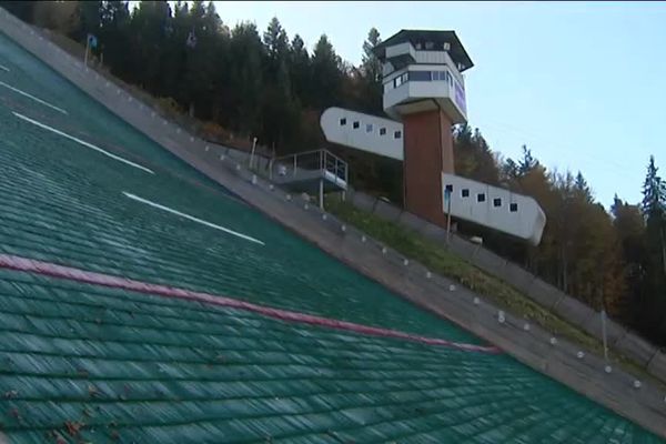 Sans neige, pas de coupe du monde hivernale sur le tremplin de saut à ski du Haut-Doubs