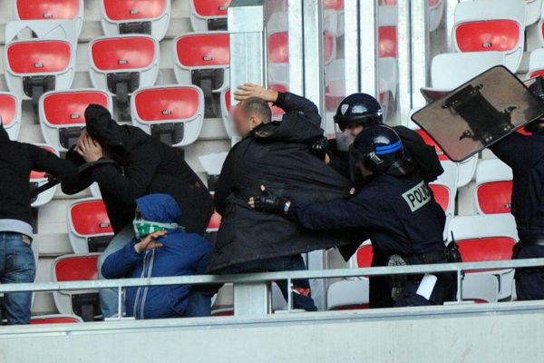 Pour la première fois depuis novembre 2013, 300 supporters stéphanois ont été autorisés à revenir à l'Allianz Riviera. - Archives de 2013