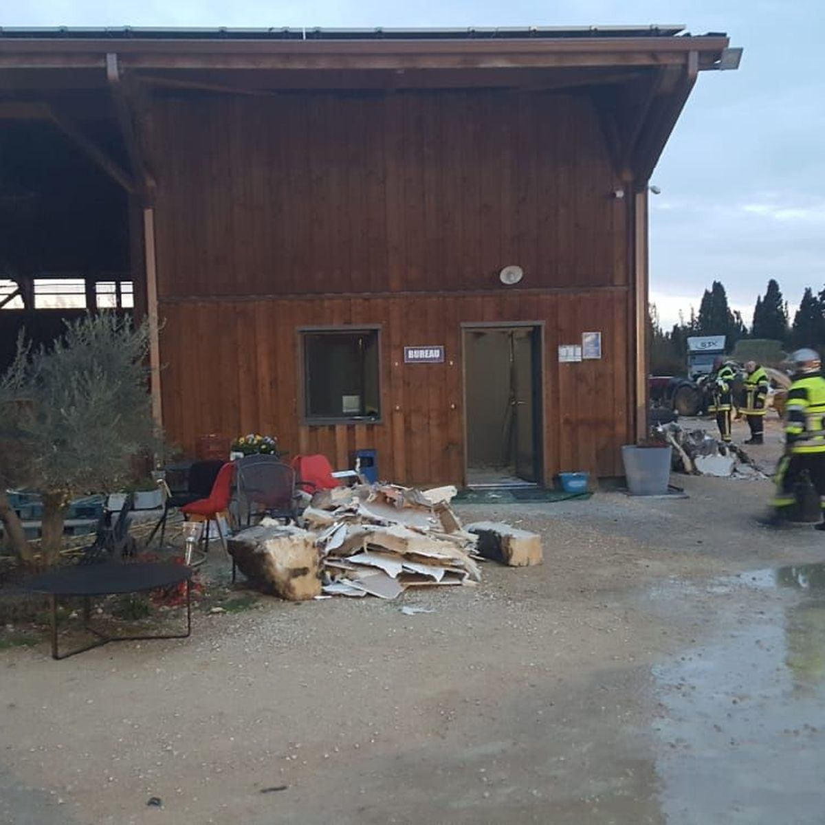 Feu Dans Un Entrepot A Saint Martin De Crau 20 Chevaux Evacues