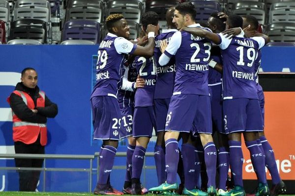 Les joueurs Toulousains fêtant le but victorieux