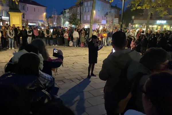 Un hommage aux cinq jeunes victimes du terrible accident de Gaillac était organisé, ce 26 novembre 2024, sur la place devant la mairie.