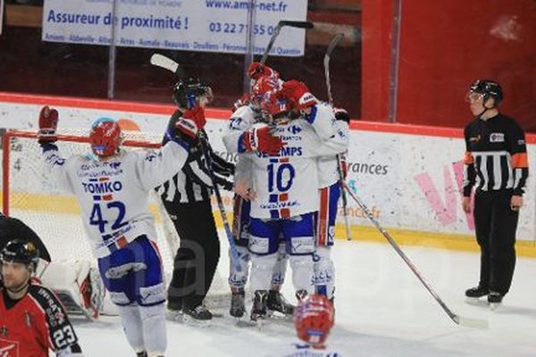 Les joueurs du LHC se congratulent après le but de Lamirault, le 2 mars 2018.