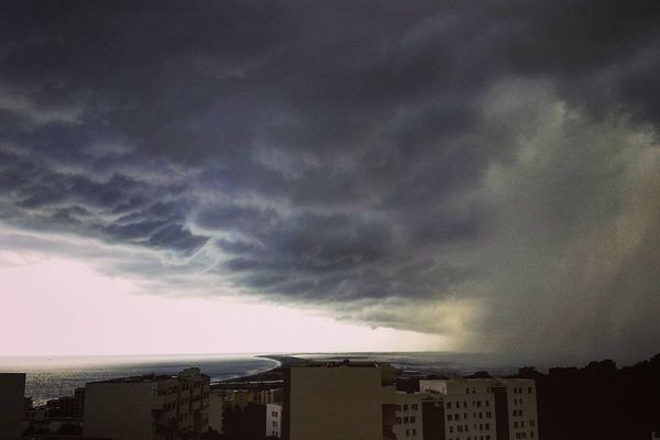 Vague de nuages sur Bastia, le 1er mai 2016.