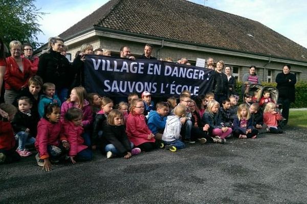 Parents et enfants se mobilisent pour sauver son école maternelle