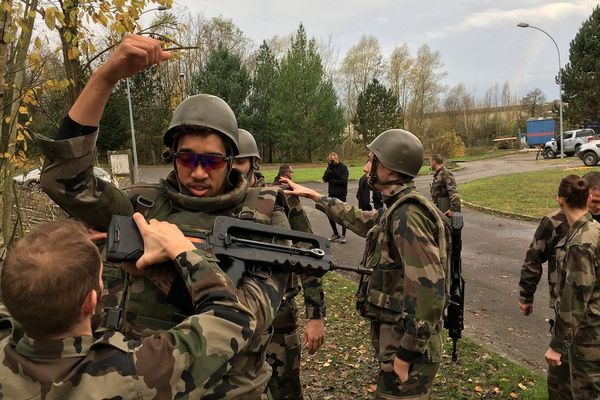 Les basketteurs ont enfilé la tenue de combat des militaires pour cette demi-journée.