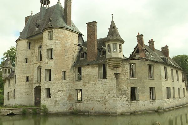 Dans l'Eure, ce château renaissance vient d'être racheté par un couple normand. Il était inhabité depuis 1998. Une association de sauvegarde est créee.