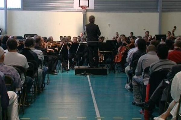 L'Orchestre National de Lille, dirigé par Jean-Claude Casadesus, en concert à la prison de Sequedin