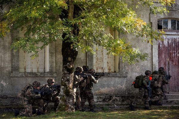 130 militaires de la Légion étrangère, 31 policiers, 6 gendarmes et 30 pompiers se déploieront dans les rues de Rodez, près du stade Paul Lignon, dans les conditions réelles d'une attaque terroriste majeure.