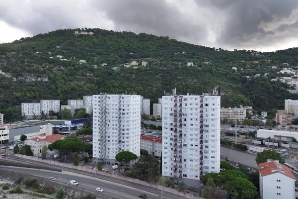 Le 30 août dernier, un homme, criblé de balles avait été retrouvé dans un appartement de Nice est. Le principal suspect a été interpellé en région parisienne, mis en examen et placé en détention provisoire à Nice. Ces épisodes violents se multiplient depuis le début de l'été.