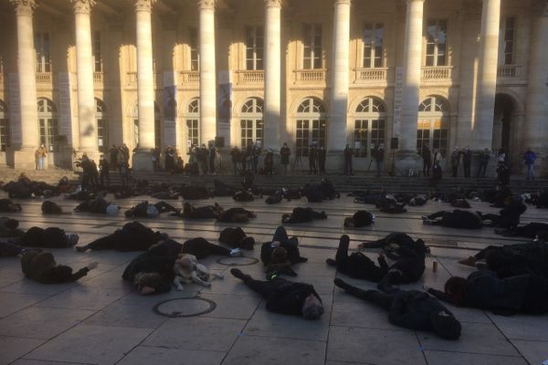 Plus de 300 personnes ont participé au flashmob selon ses organisteurs.