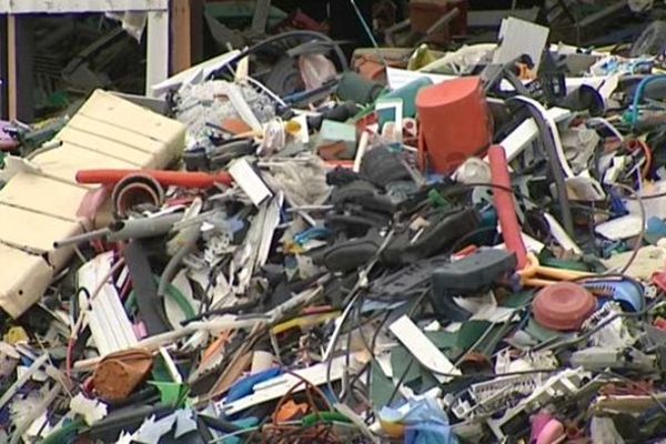 Près de 30 000 mètres cubes de déchets plastiques amoncelés sur la zone de La Loue. A l'entrée du village de Saint-Victor. Un décor qui fait de plus en plus tâche au coeur d'une zone commerciale en plein réaménagement.