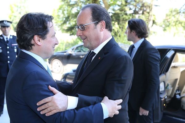 François Hollande salue le nouveau député strasbourgeois Eric Elkouby lors de son arrivée au congrès de la Ligue de l'Enseignement