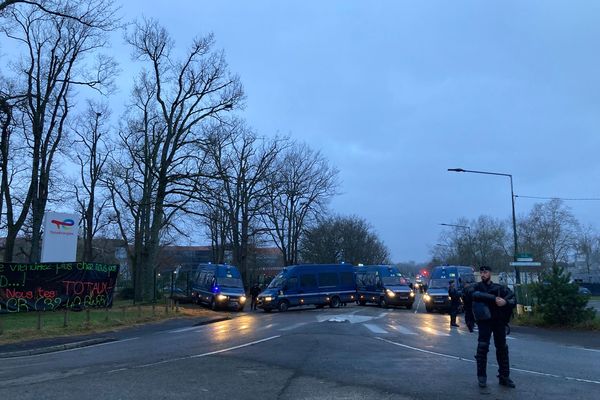 L'accès du Centre scientifique et technique Jean Féger, appartenant au groupe TotalEnergies, à Pau, dans les Pyrénées-Atlantiques, était bloqué par la coordination rurale interdépartementale depuis le 13 mars 2024 dans le contexte de la protestation agricole. Les forces de l'ordre sont intervenues jeudi 21 mars au petit matin pour libérer le site.