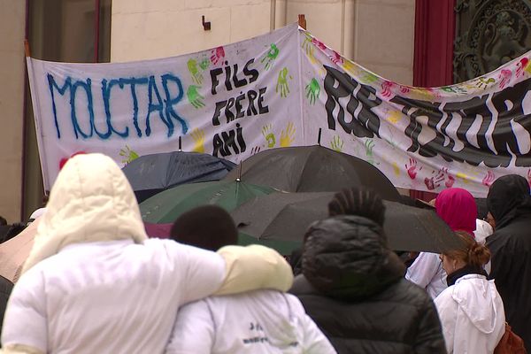 Environ 300 personnes se sont retrouvées sur la place d'Armes de Poitiers, en hommage au jeune homme de 17 ans tué d'un coup de couteau.