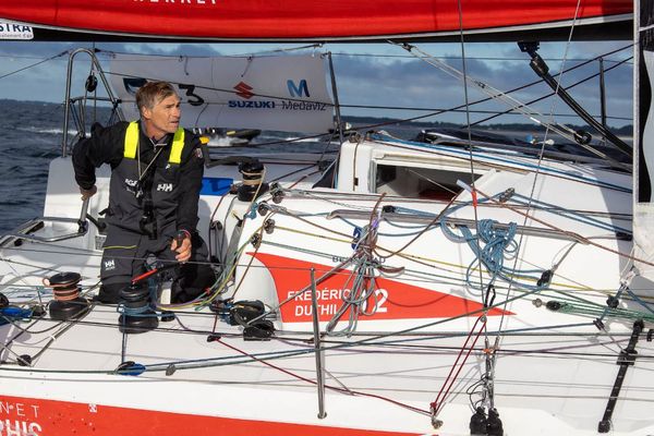 Fred Duthil, vainqueur sur la ligne d'arrivée de la 1ère étape de la solitaire du Figaro, déclassé à la troisième place, suite à une pénalité.