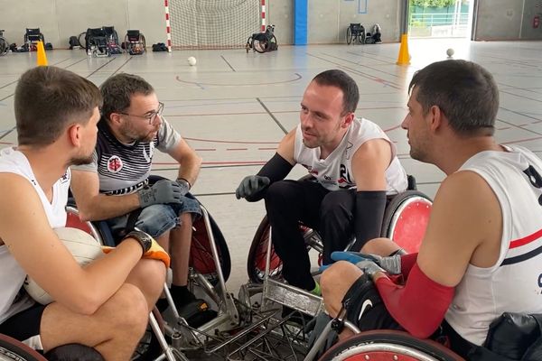 Jonathan Hivernat donne des consignes à ses coéquipiers avant une opposition à l'entraînement.