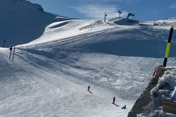 Le ski et les sports d’hiver sont en fête le dimanche 19 janvier au Mont-Dore, dans le Puy-de-Dôme. Contrairement à l’idée répandue, la neige est bien présente sur le Sancy. L’occasion de s’en rendre compte par soi-même et de découvrir les pratiques de glisse. 