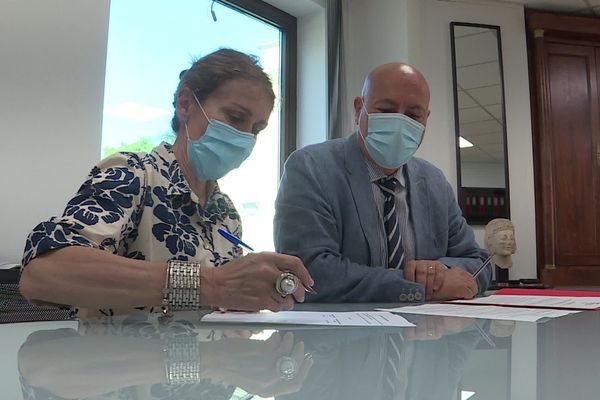 Béatrice Almendros, la présidente du tribunal et judiciaire de Nîmes et le procureur Eric Maurel ont signé un protocole pour que tous les services luttent plus efficacement contre les violences conjugales. Juillet 2021.