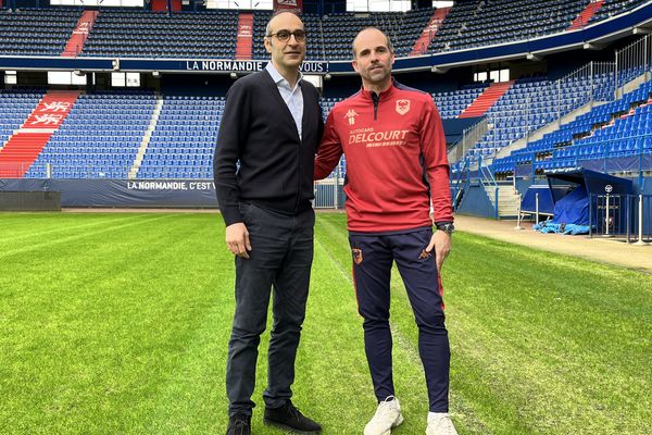 Le président du SM Caen, Ziad Hammoud, et Bruno Baltazar, nouvel entraîneur du club normand, lors de sa présentation le 31 décembre 2024.