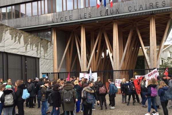 Professeurs et élèves dénoncent "des conditions de travail et d'apprentissage dégradées et anxiogènes" imposées par la réforme du bac.