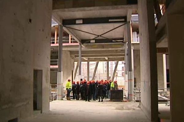 Les élus du Conseil régional ont pu découvrir le chantier du bâtiment qui abritera l'hôtel de région dès 2014.