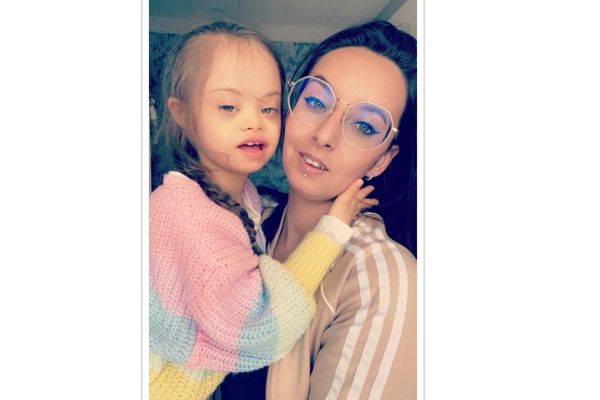 Marine Passemard et sa fille Alessia, porteuse de trisomie 21, partagent des vidéos sur le réseau social TikTok pour casser les préjugés sur le handicap.